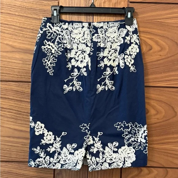 J Crew Navy "The Pencil Skirt" with Cream Floral Embroidery - Sz 2 - Picture 6 of 8